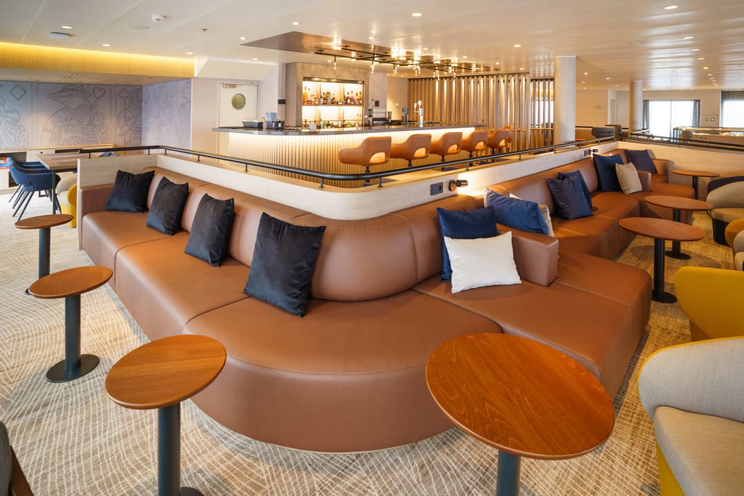 Qe Ultramarine Panorama Lounge 3