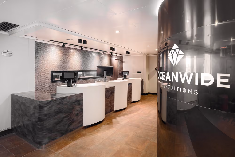 Oceanwide Expeditions Hondius, Lobby 01.jpg_Ivan Ivanisevic.jpeg