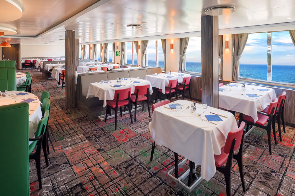 Oceanwide Expeditions Hondius, Dining room 01.jpg_Ivan Ivanisevic.jpeg
