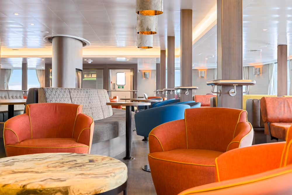 Oceanwide Expeditions Hondius, Observation lounge 03.jpg_Ivan Ivanisevic.jpeg