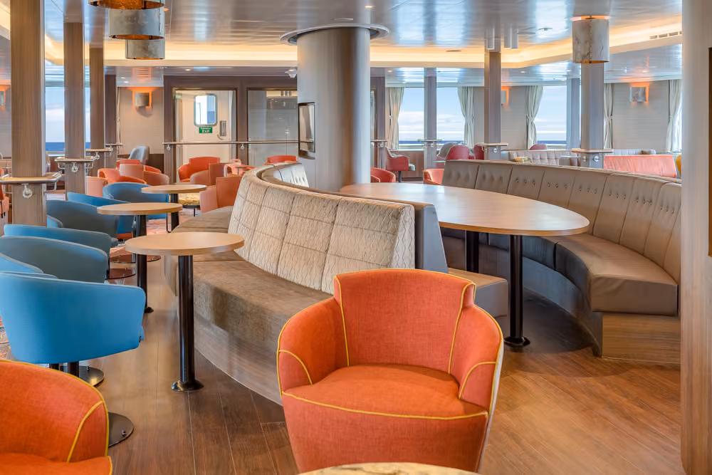 Oceanwide Expeditions Hondius, Observation lounge 04.jpg_Ivan Ivanisevic.jpeg