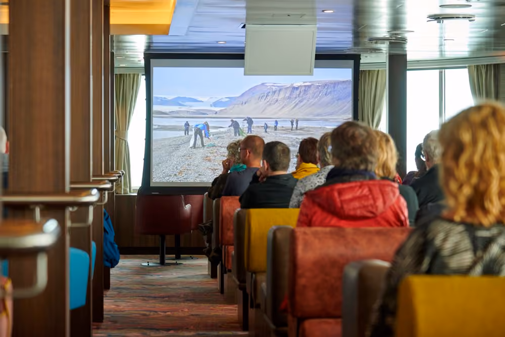 Oceanwide Expeditions Hondius on board atmosphere_5256.jpg_Mike Louagie.jpeg