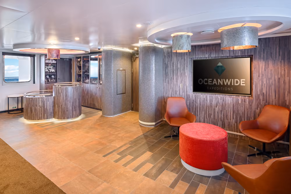 Oceanwide Expeditions Hondius, Lobby-giftshop 02.jpg_Ivan Ivanisevic.jpeg