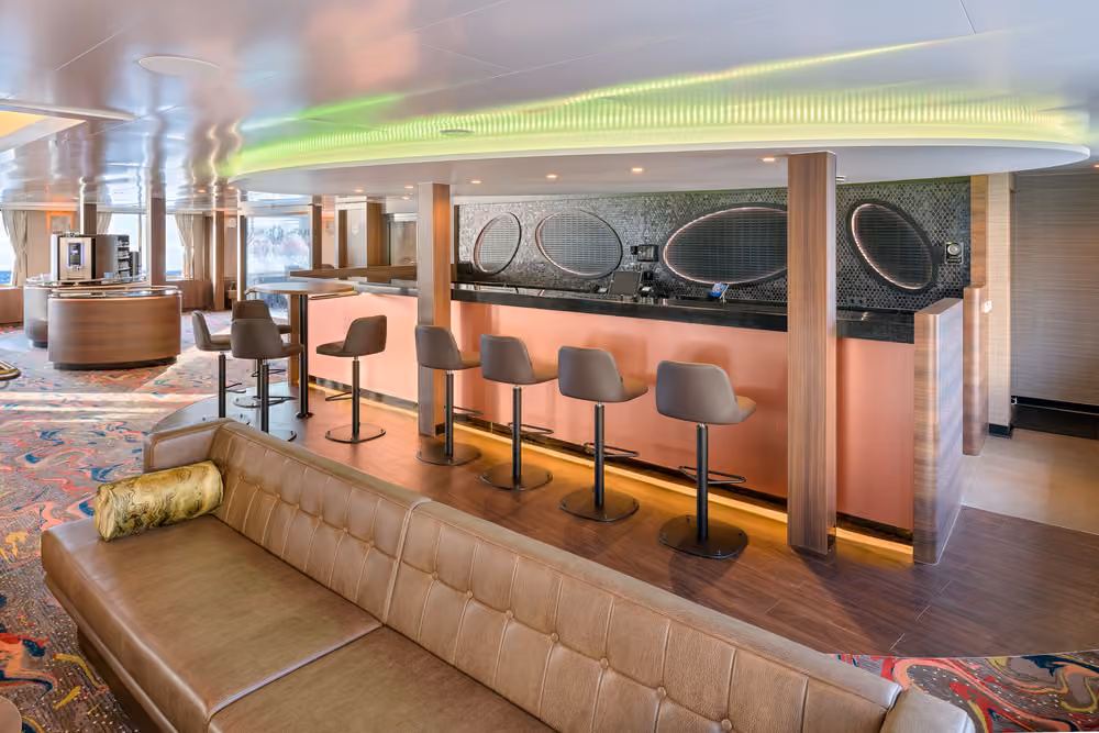 Oceanwide Expeditions Hondius, Observation lounge bar 01.jpg_Ivan Ivanisevic.jpeg
