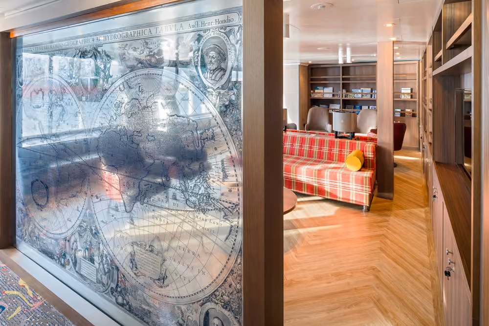 Oceanwide Expeditions Hondius, Library 01.jpg_Ivan Ivanisevic.jpeg