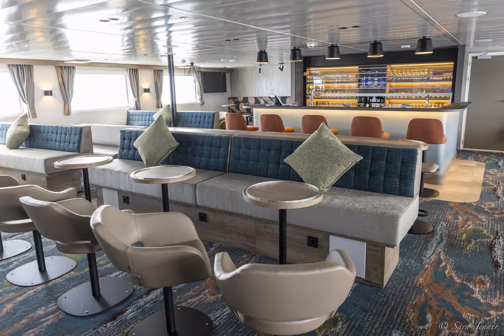 Oceanwide Ortelius - Observation Lounge and Bar 4, © Sara Jenner - Oceanwide Expeditions.jpg