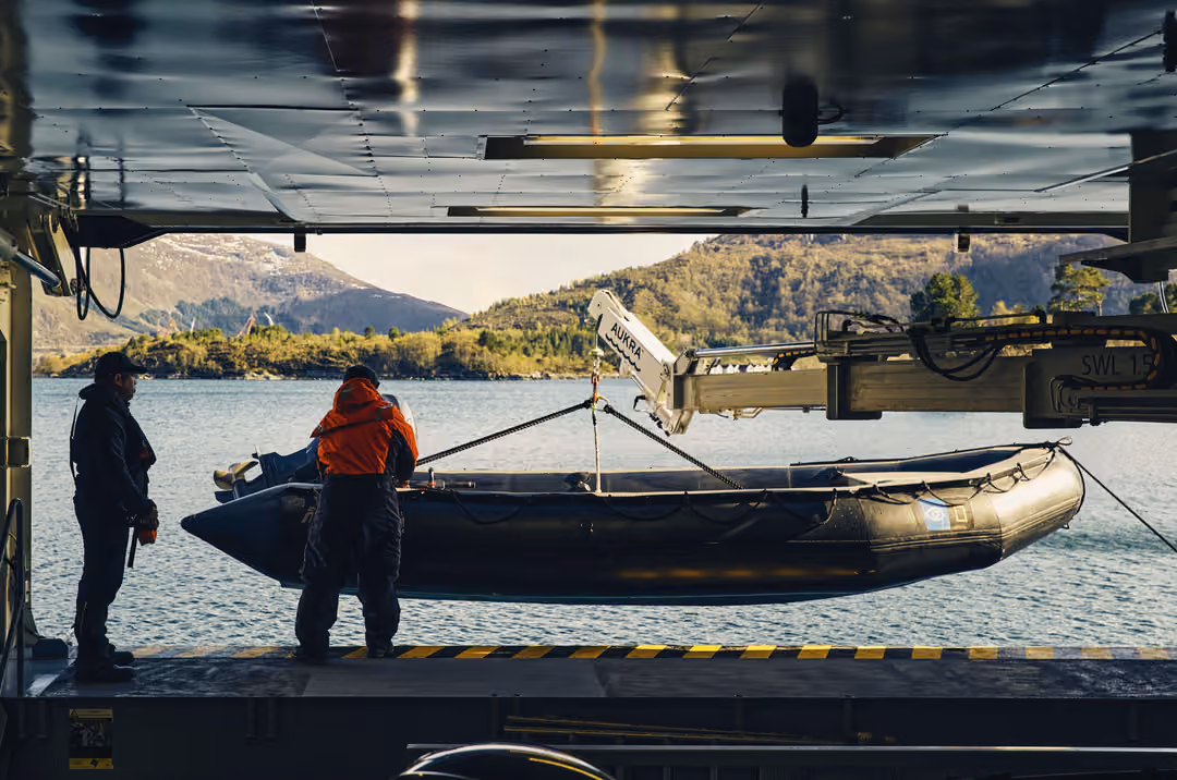 Ng Le Ng Endurance Ng Resolution Zodiac Boarding ©Lindblad Expeditions Olivind Haug 5