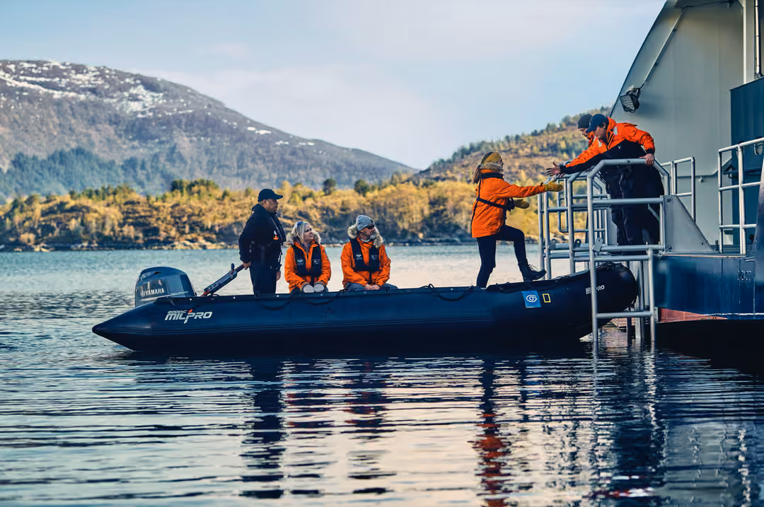 Ng Le Ng Endurance Ng Resolution Zodiac Boarding ©Lindblad Expeditions Olivind Haug 3