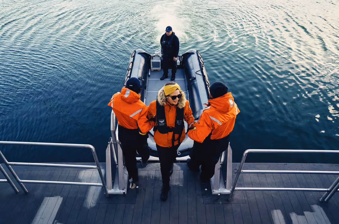 Ng Le Ng Endurance Ng Resolution Zodiac Boarding ©Lindblad Expeditions Olivind Haug 4
