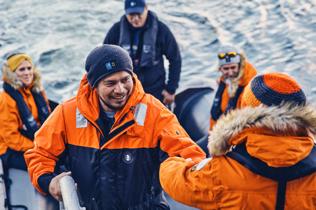 Ng Le Ng Endurance Ng Resolution Zodiac Boarding ©Lindblad Expeditions Olivind Haug 0