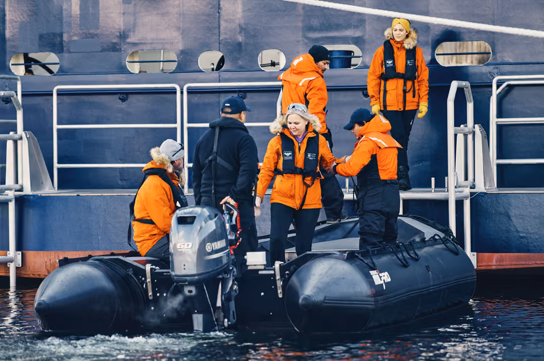 Ng Le Ng Endurance Ng Resolution Zodiac Boarding ©Lindblad Expeditions Olivind Haug 1