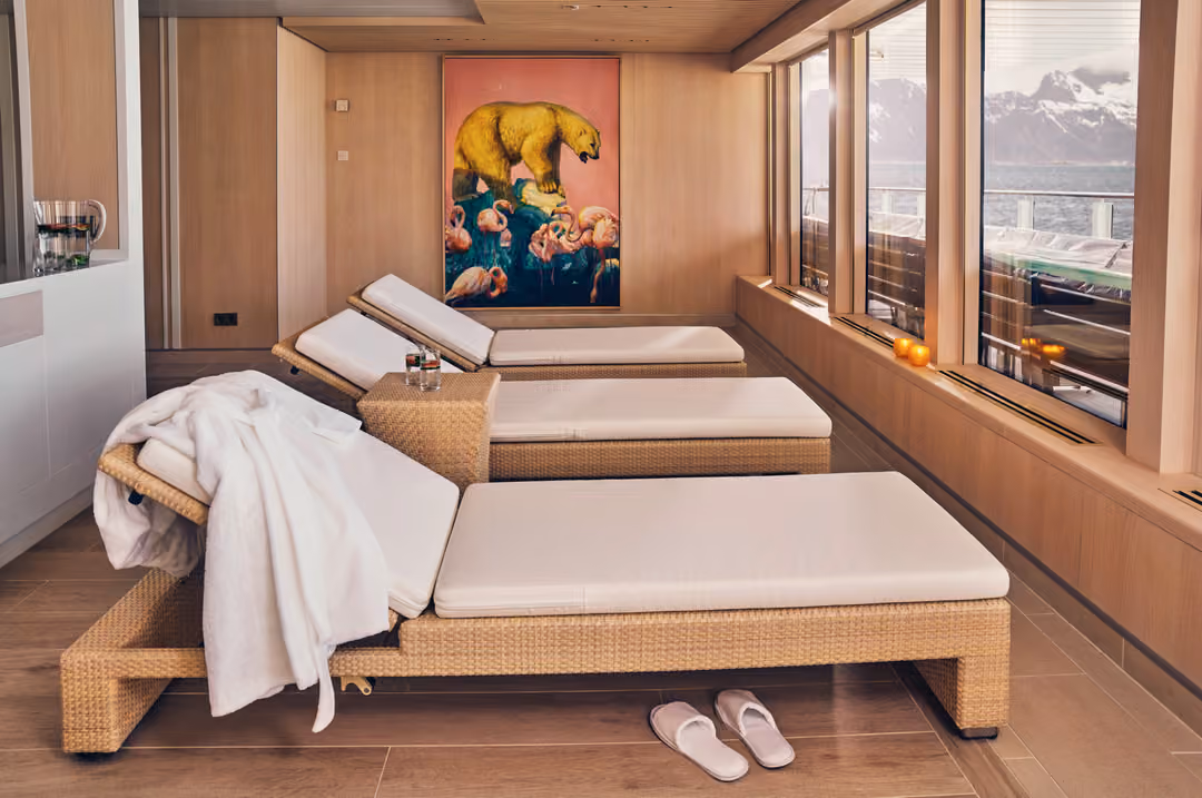 Ng Le Ng Endurance Ng Resolution Spa Loungers ©Lindblad Expeditions Olivind Haug