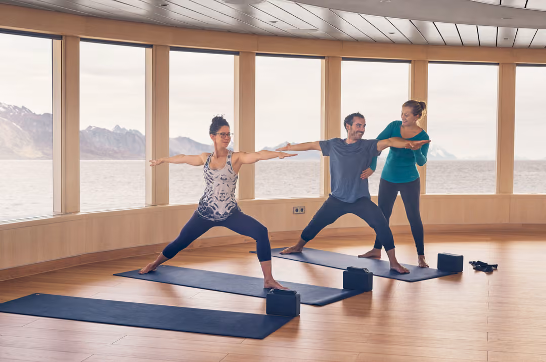Ng Le Ng Endurance Ng Resolution Yoga ©Lindblad Expeditions Olivind Haug2