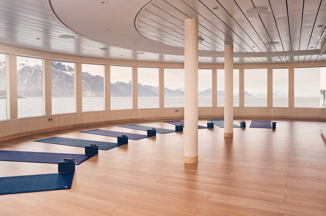Ng Le Ng Endurance Ng Resolution Yoga ©Lindblad Expeditions Olivind Haug0