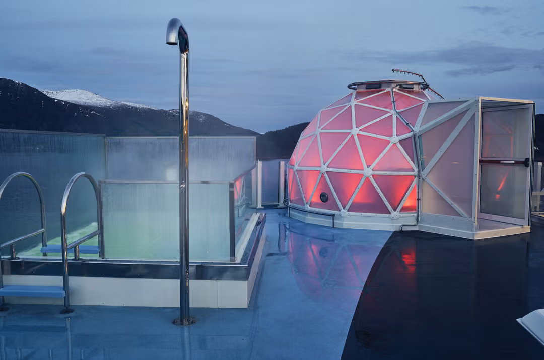 Ng Le Ng Endurance Ng Resolution Igloo And Infinity Edge Hot Tub ©Lindblad Expeditions Olivind Haug