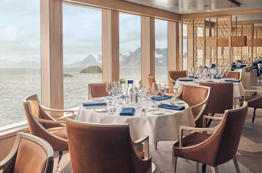 Ng Le Ng Endurance Ng Resolution Main Dining ©Lindblad Expeditions Olivind Haug