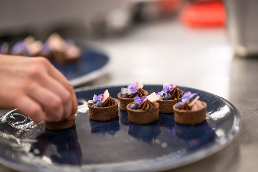 Ng Le Ng Endurance C. Greens Restaurant ©Lindblad Expeditions David Vargas 0