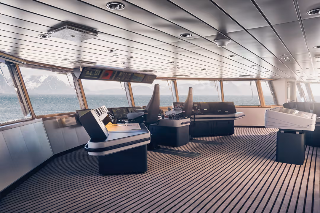 Ng Le Ng Endurance Ng Resolution Bridge ©Lindblad Expeditions Olivind Haug