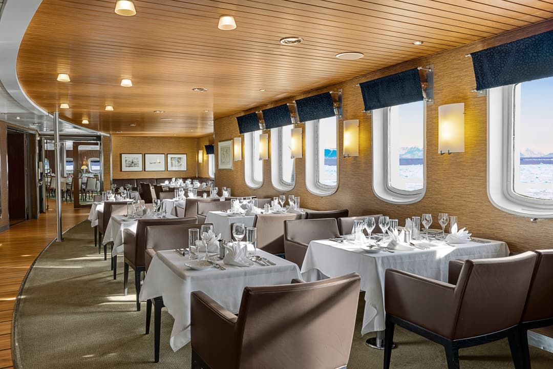 Ng Le Ng Explorer Bistro ©Lindblad Expeditions Douglas Scaletta 1