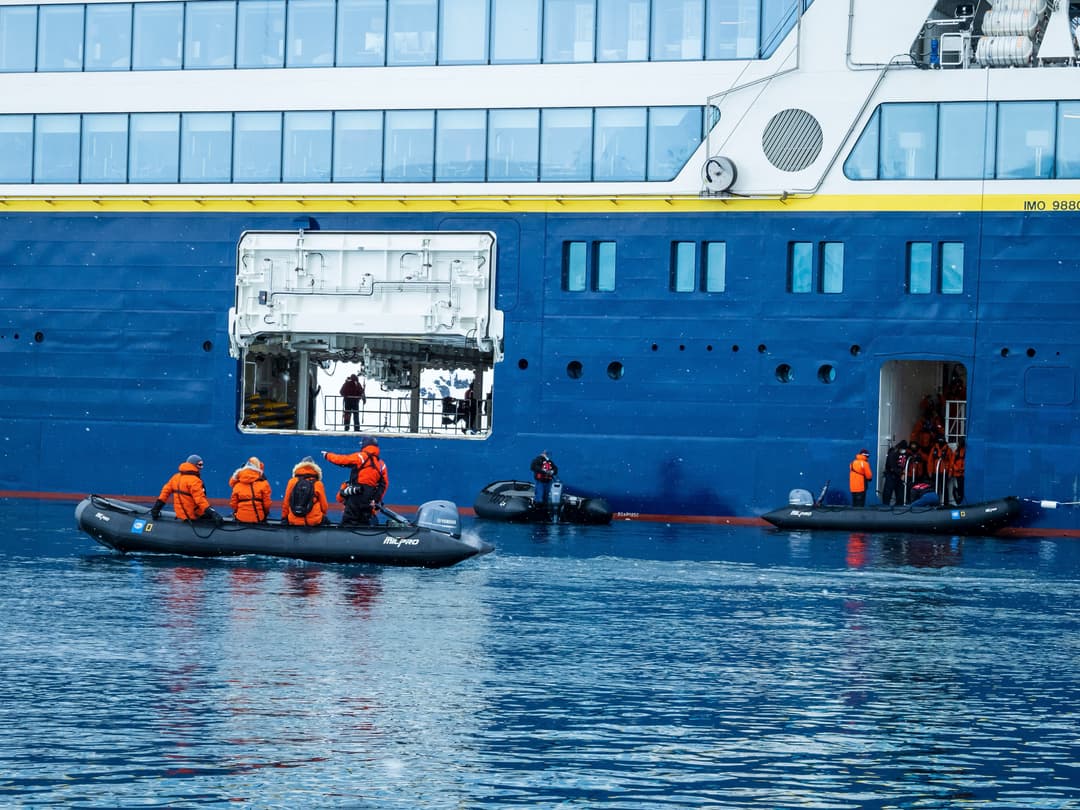 Ng Le Ng Resolution Zodiacs ©Lindblad Expeditions Ralph Lee Hopkins 0