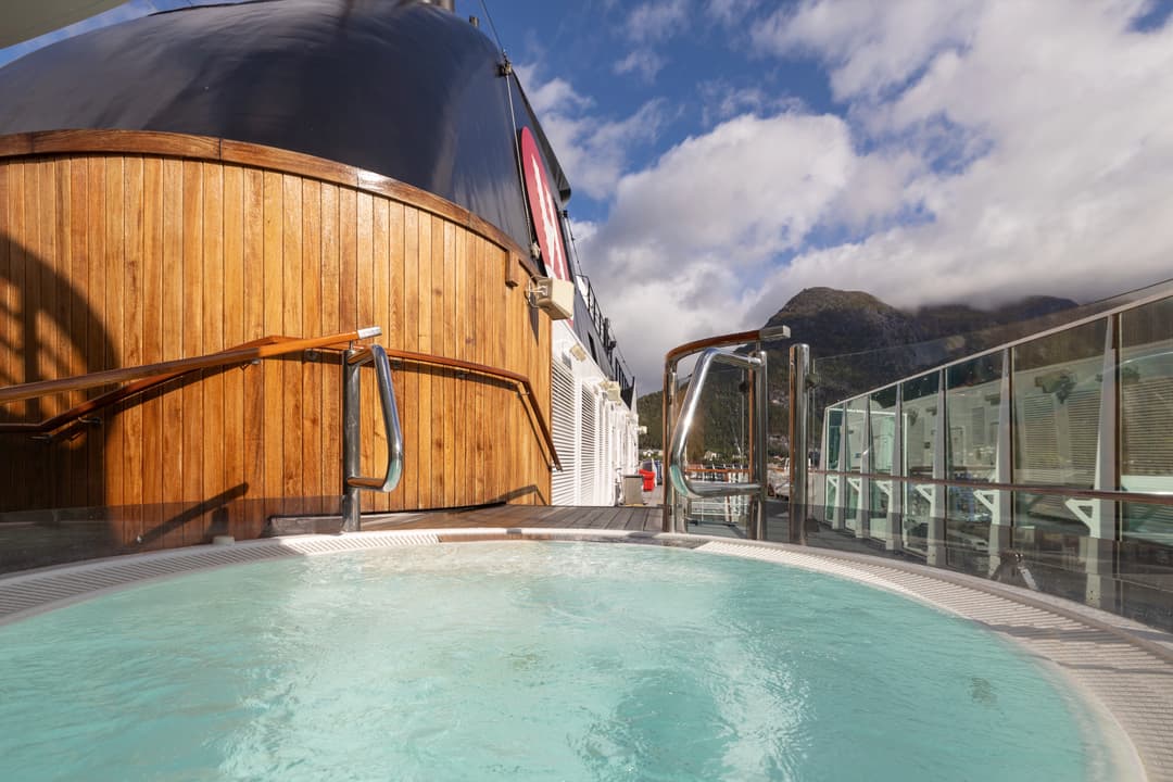 Hx Hurtigruten Expeditions, Ms Fram, Jacuzzi 2 ©Espen Mills