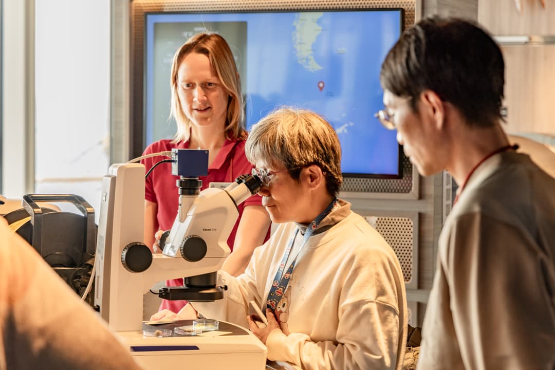Hx Hurtigruten Expeditions, Ms Roald Amundsen, Science Center 10 ©Ted Gatlin