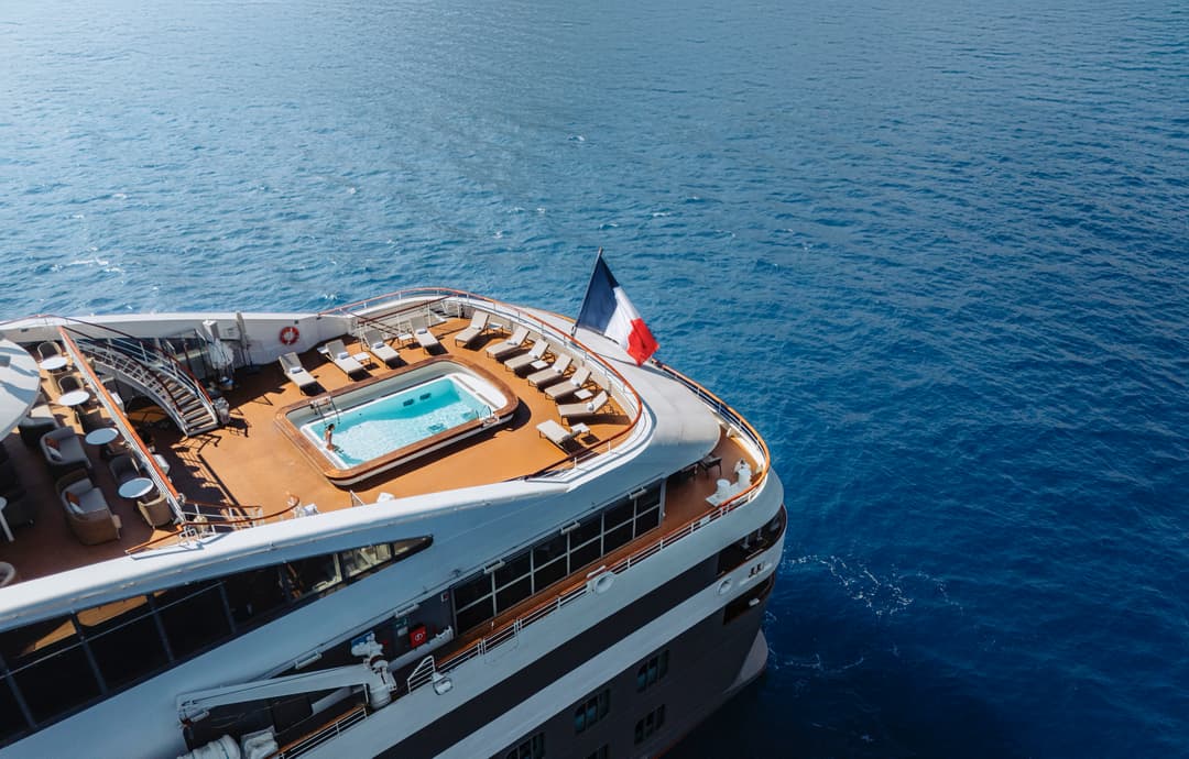 Ponant, L'austral Pool Exterior ©Ponant Julien Fabro