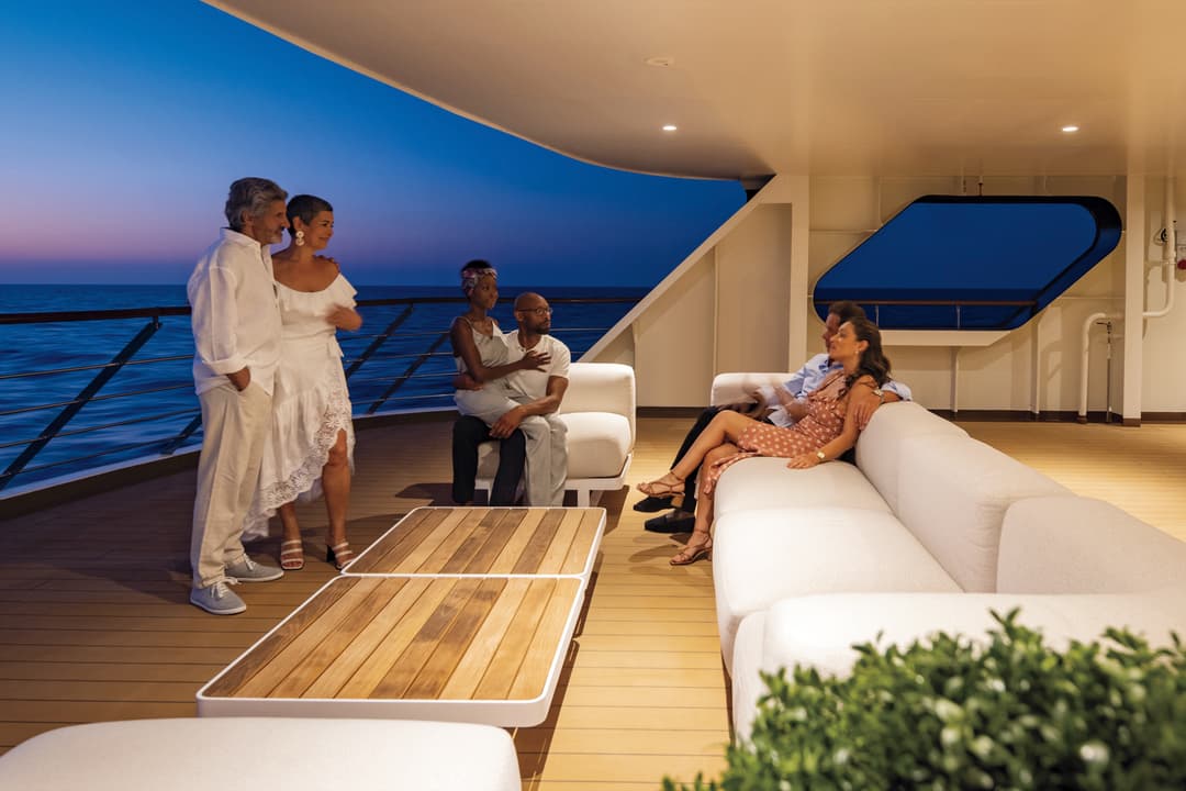 Atlas Ocean Voyages World Traveller Zephyr Lounge Lifestyle ©Atlas Ocean Voyages