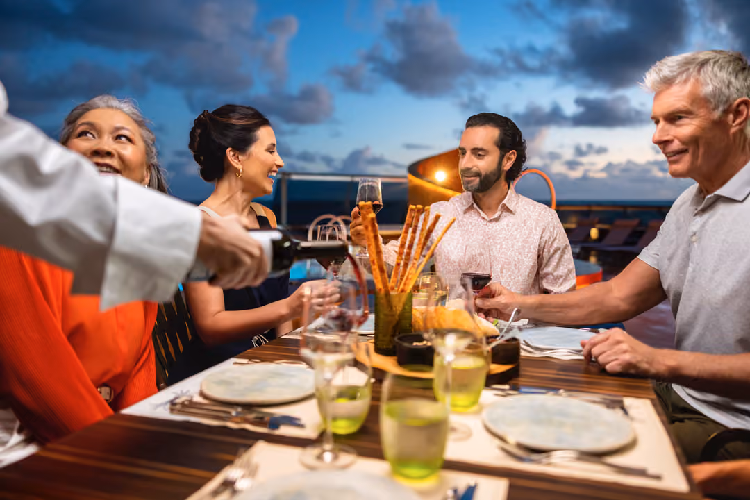 Seabourn Venture Colonnade Lifestyle 3 ©Scott Martin