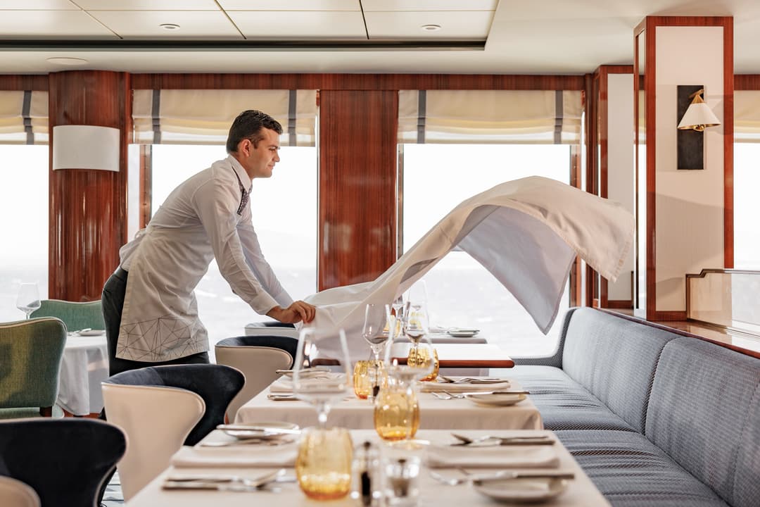 Atlas Ocean Voyages World Traveller Lisboa Crew Lifestyle 2 ©Atlas Ocean Voyages