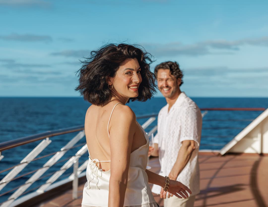 Atlas Ocean Voyages World Traveller Zephyr Lounge Lifestyle 2 ©Atlas Ocean Voyages