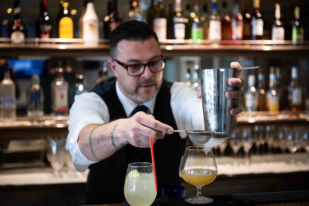 Heritage Expeditions Heritage Discoverer Bar Service