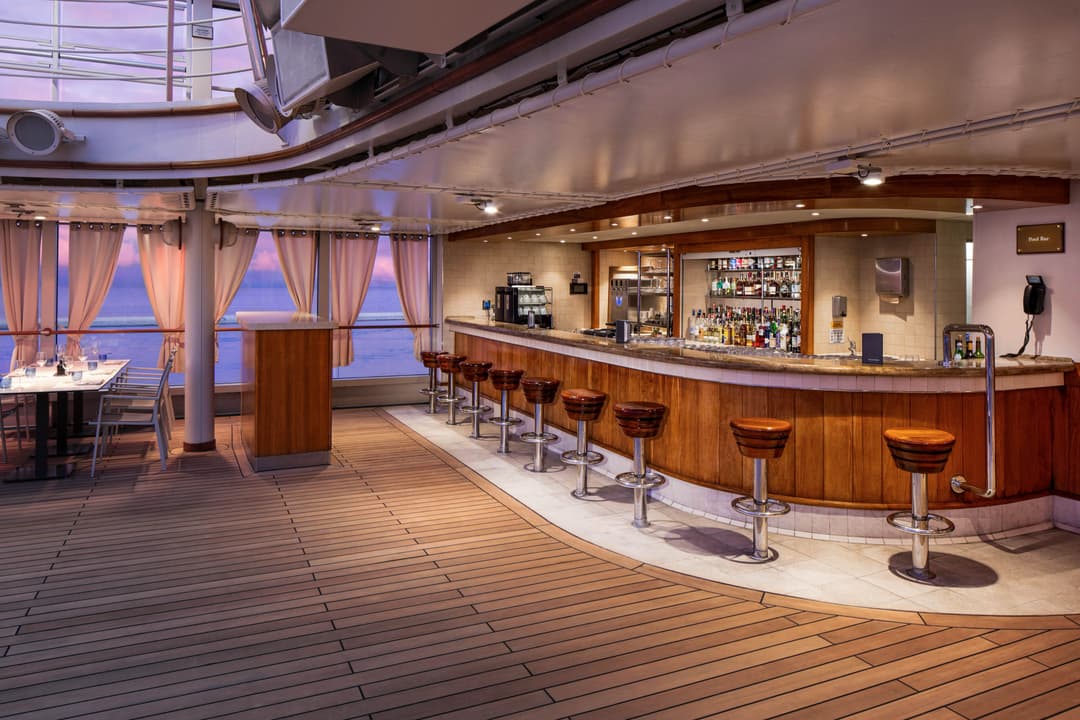 ©Silversea Cruises Silver Moon Pool Bar