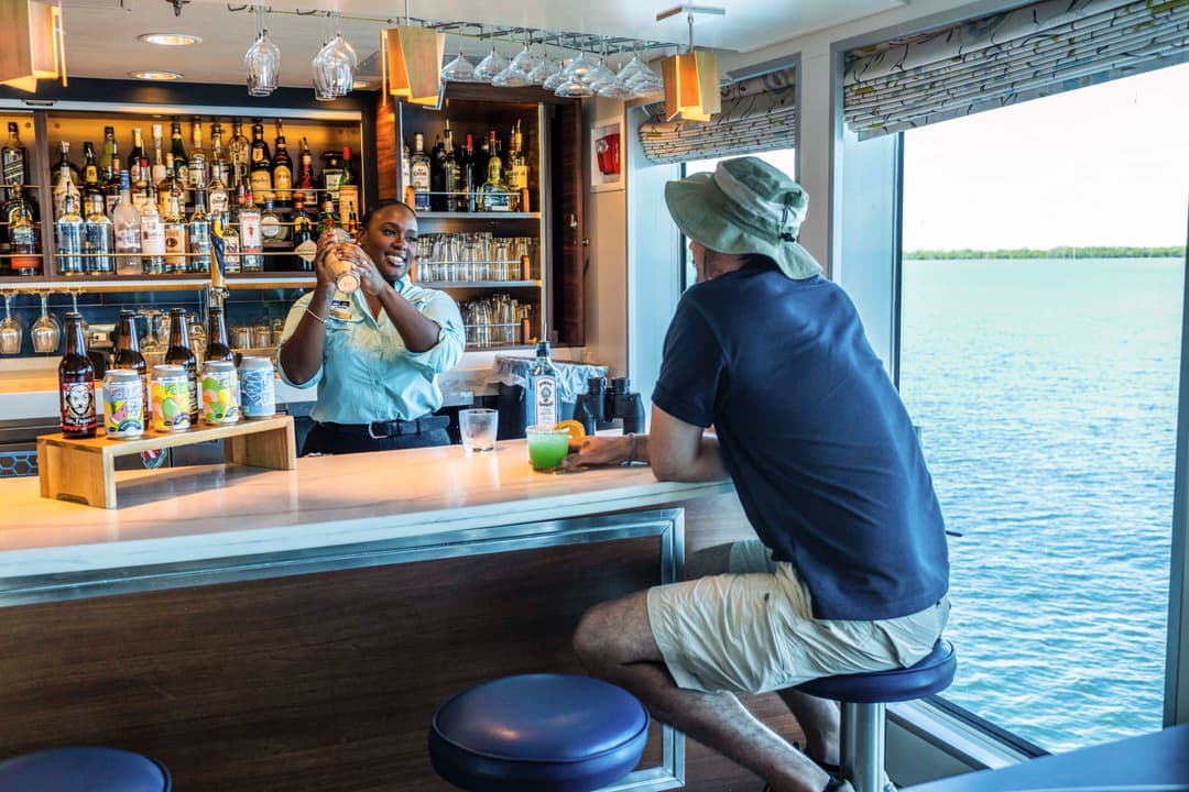 Ng Le Ng Venture Lounge Bar Lifestyle 2 ©David Vargas Lindblad Expeditions