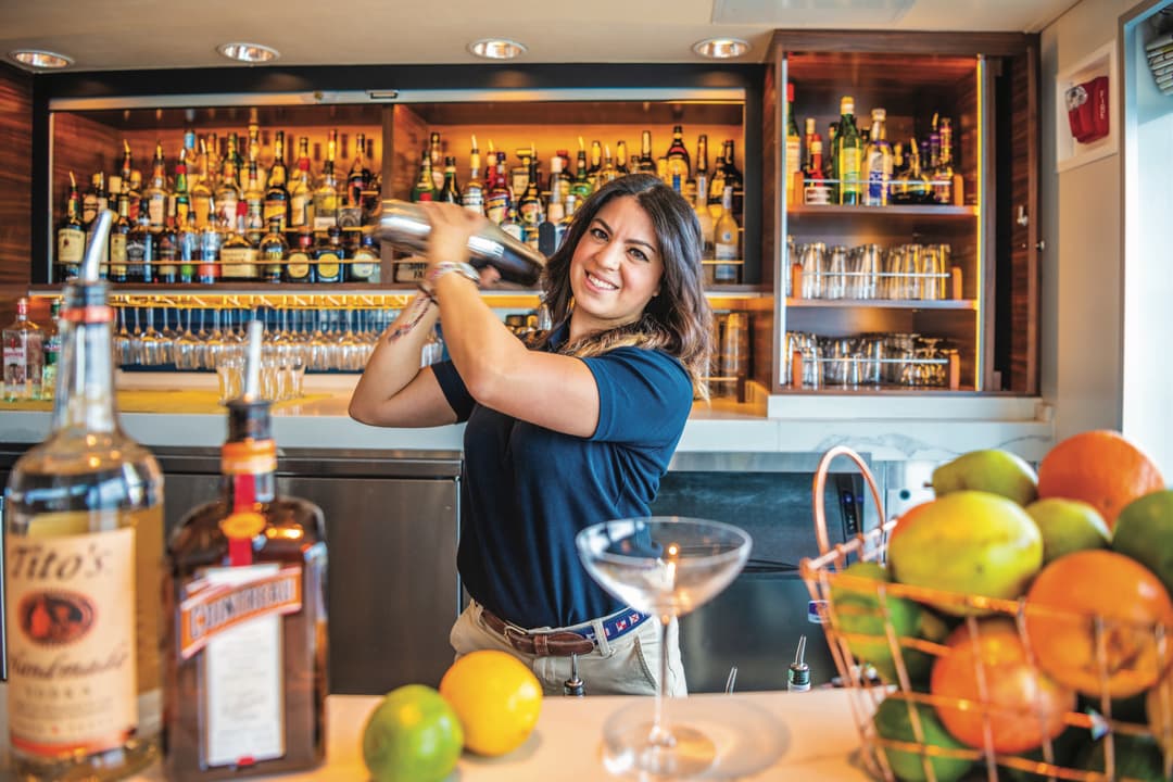 Ng Le Ng Venture Lounge Bar Lifestyle 1 ©David Vargas Lindblad Expeditions