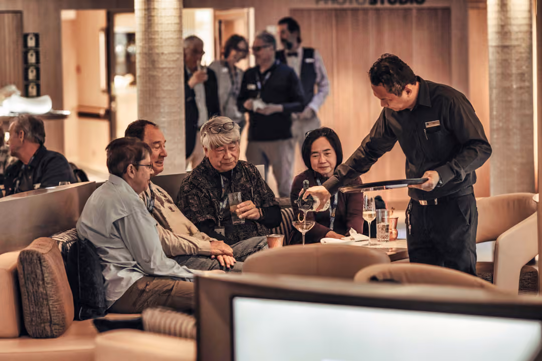 Ng Le Ng Endurance Ice Lounge Guest & Crew ©David Vargas & Lindblad Expeditions