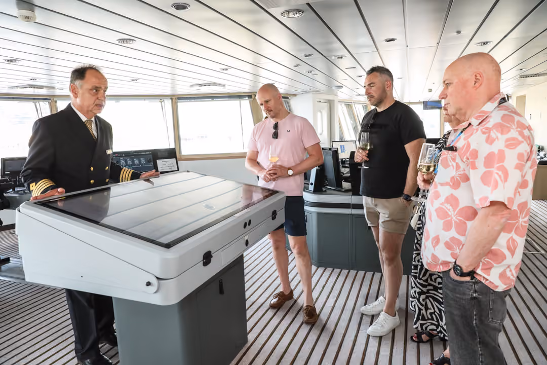Ng Le Ng Endurance Bridge Crew & Guests ©Alex Maguire & Lindblad Expeditions