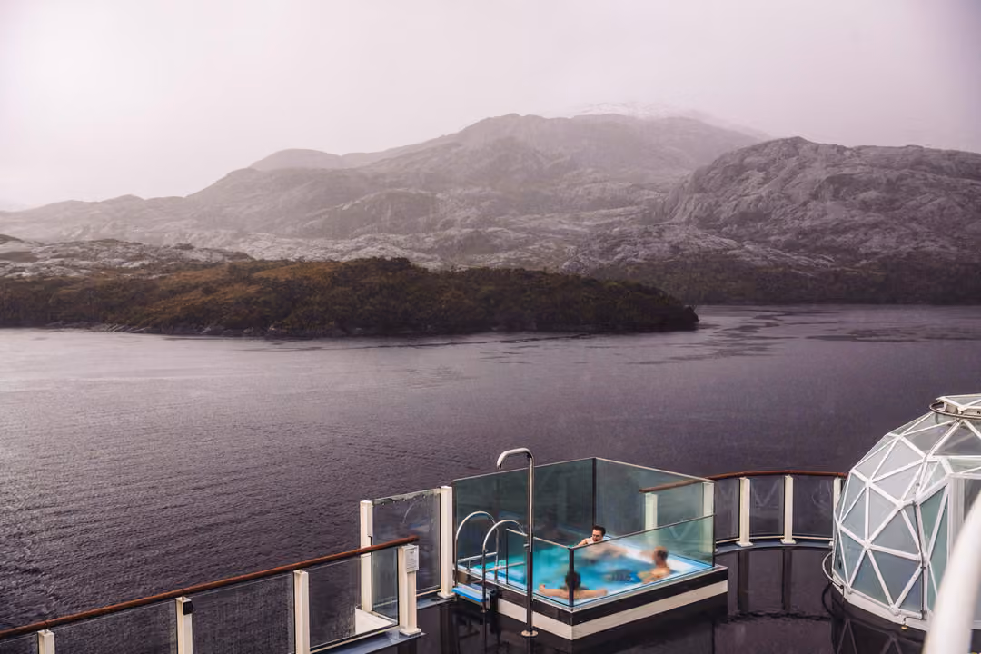 Ng Le Ng Endurance Exterior Igloo & Infinity Edge Pool ©David Vargas & Lindblad Expeditions