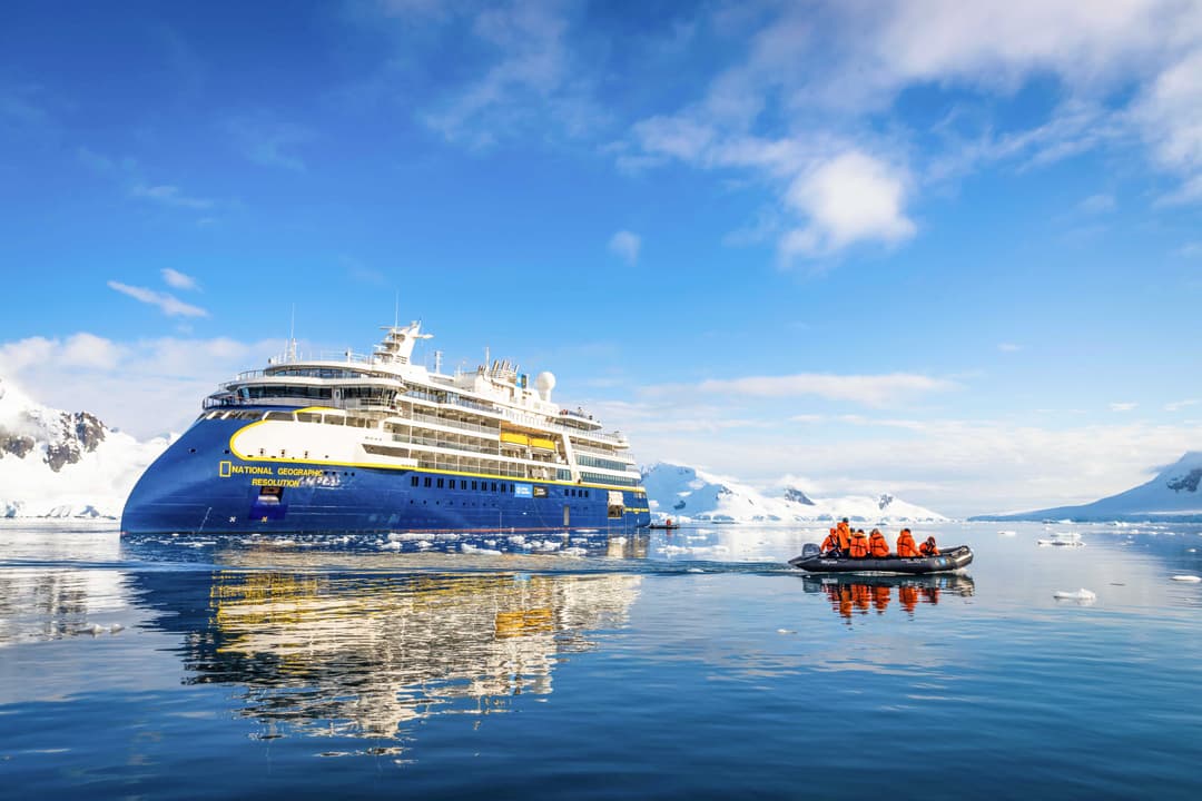 Ng Le Ng Resolution Antarctica Exterior ©Sean Neilson & Lindblad Expeditions