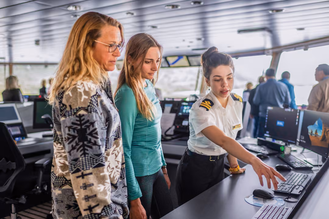 Ng Le Ng Resolution Bridge Crew & Guests 3 ©David Vargas & Lindblad Expeditions