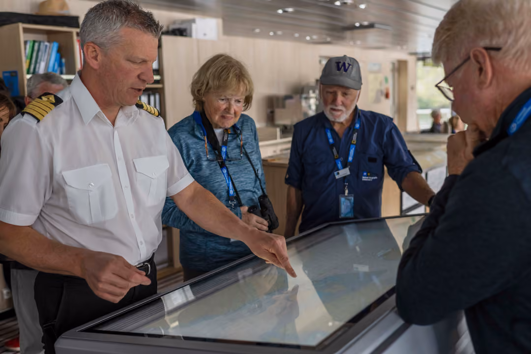Ng Le Ng Resolution Bridge Crew & Guests 2 ©David Vargas & Lindblad Expeditions