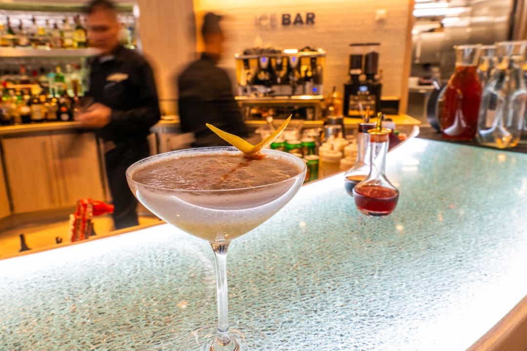 Ng Le Ng Resolution Ice Lounge Drinks ©David Vargas & Lindblad Expeditions