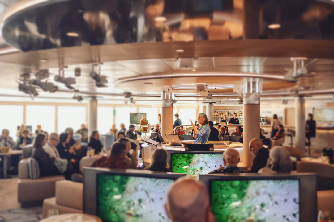 Ng Le Ng Resolution Ice Lounge Guest Speaker ©David Vargas & Lindblad Expeditions